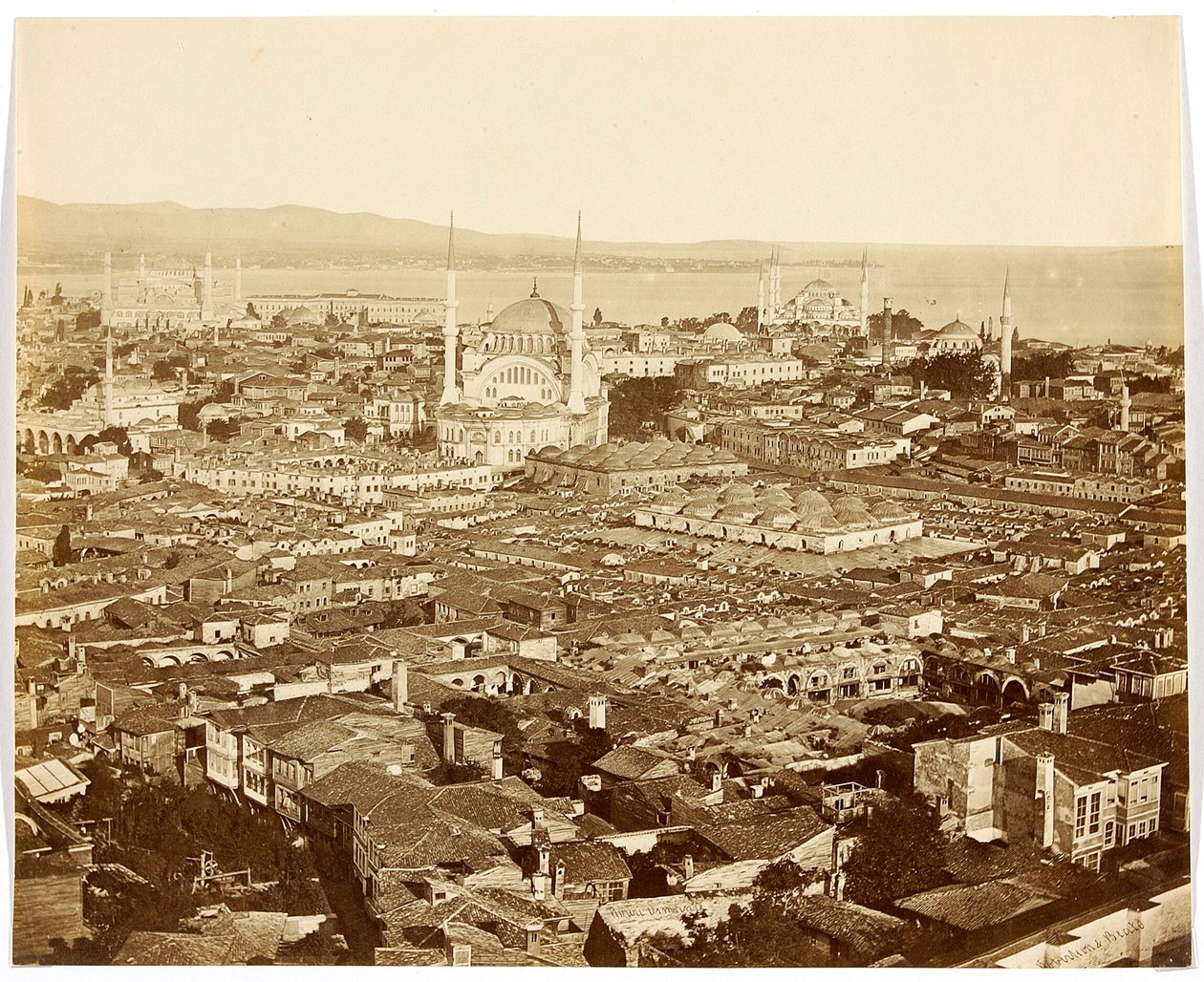 « Nuri Osmaniye » [Istanbul. Panorama de la ville avec vue sur les mosquées : mosquée Nuruosmaniye (au centre), Mosquée bleue (à droite, à l