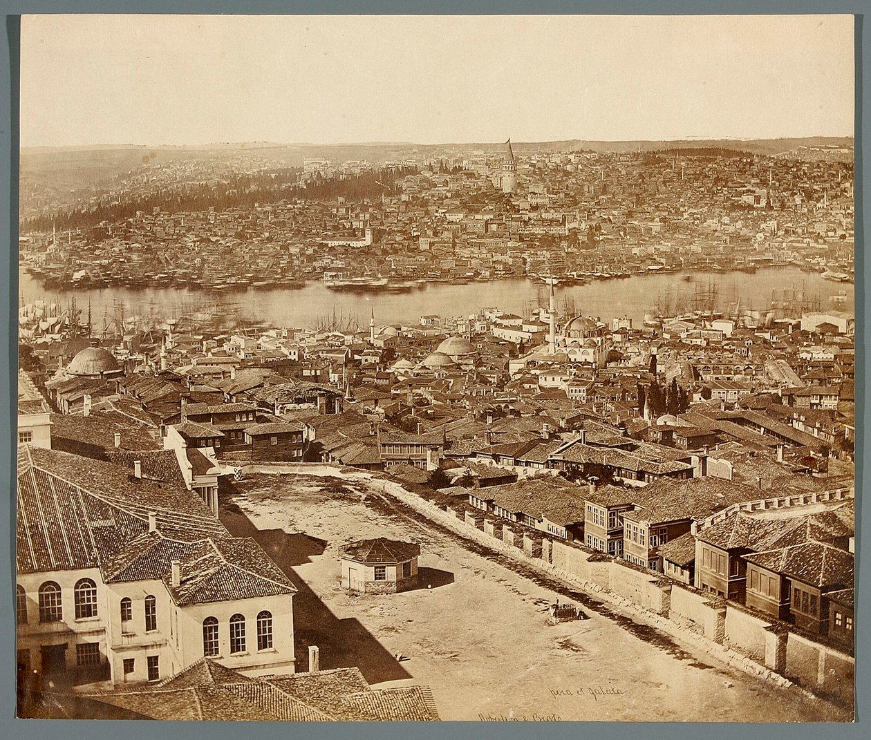 « Pera et Galata » [Istanbul. Panorama de la ville - vue des quartiers de Pera et Galata] - James Robertson