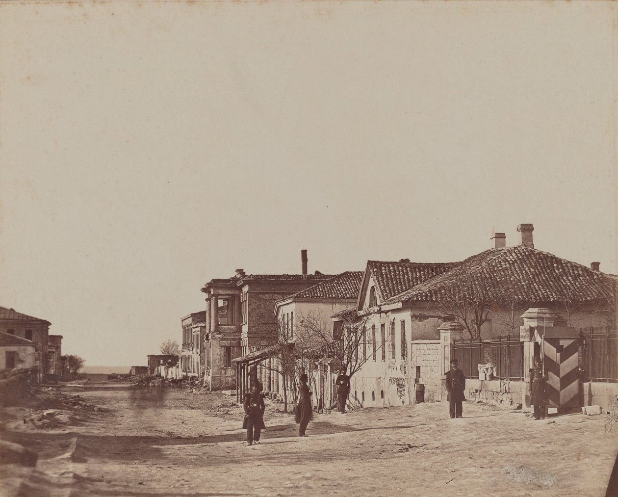 Vue de la rue avec des soldats - James Robertson
