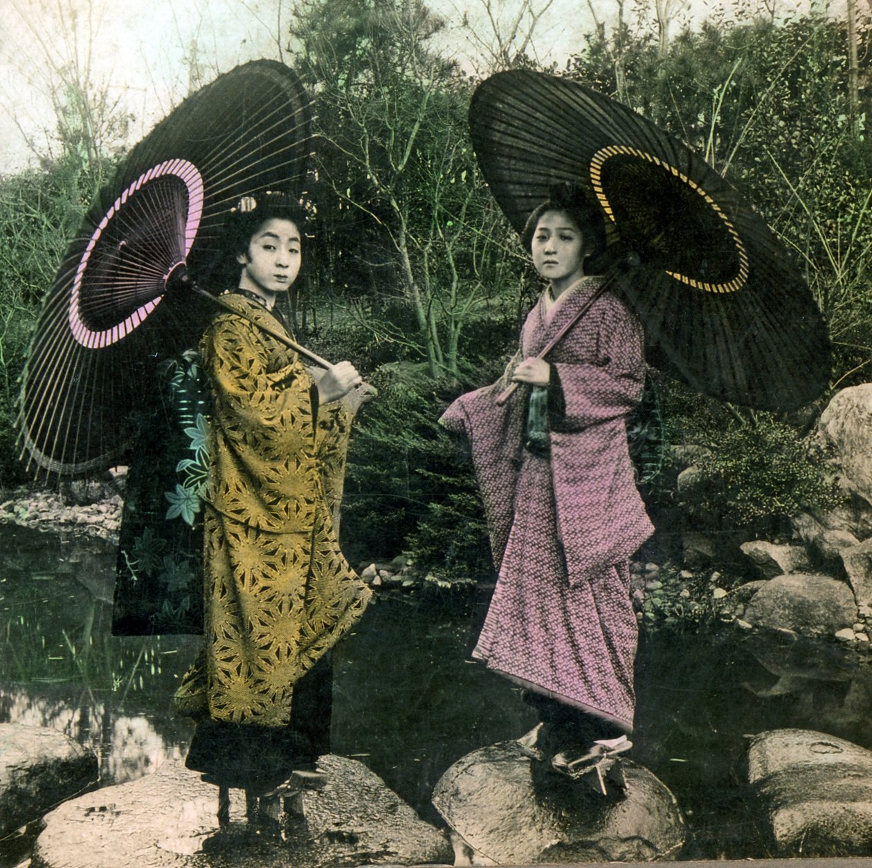 Habillé pour un jour de pluie, vers 1900 - Japanese Photographer