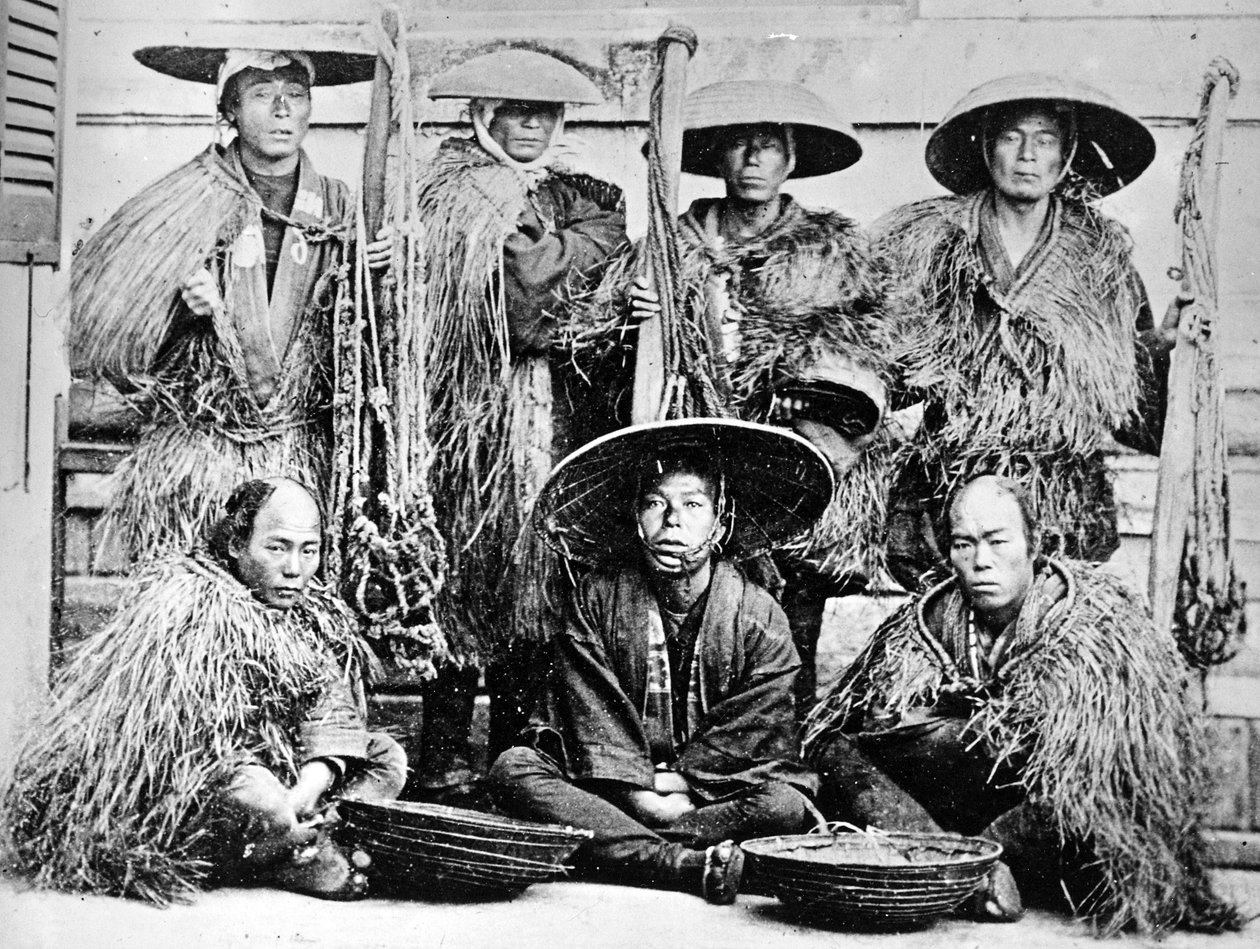 Coolies japonais en manteaux de paille, vers 1860 - Japanese Photographer