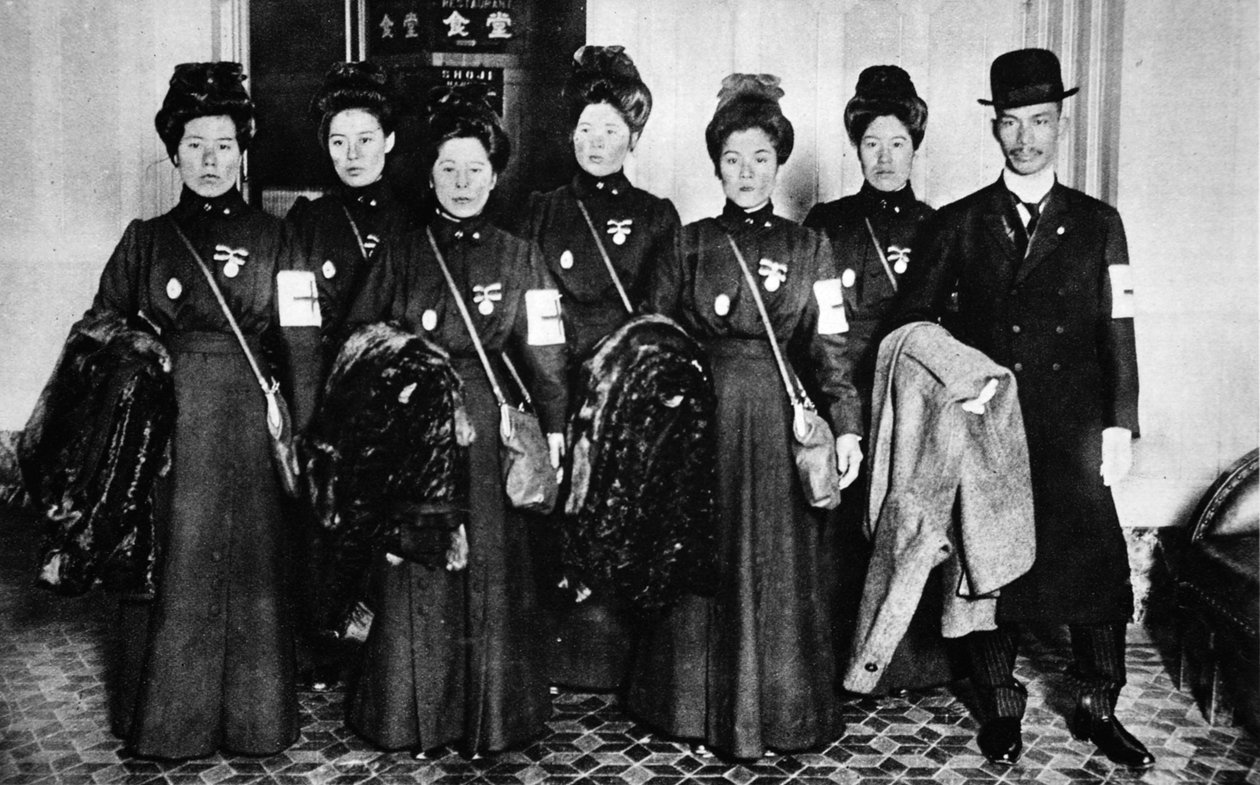 Travail de la Croix-Rouge japonaise en aide à ses alliés : Une unité médicale supplémentaire partant pour la Russie, de The Illustrated War News, 1916 - Japanese Photographer
