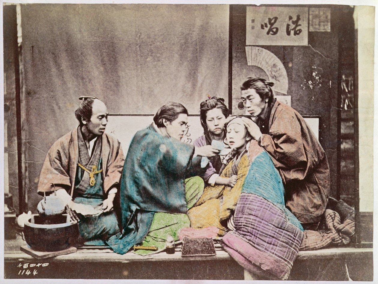Scène de médecine traditionnelle, vers 1880 - Japanese Photographer