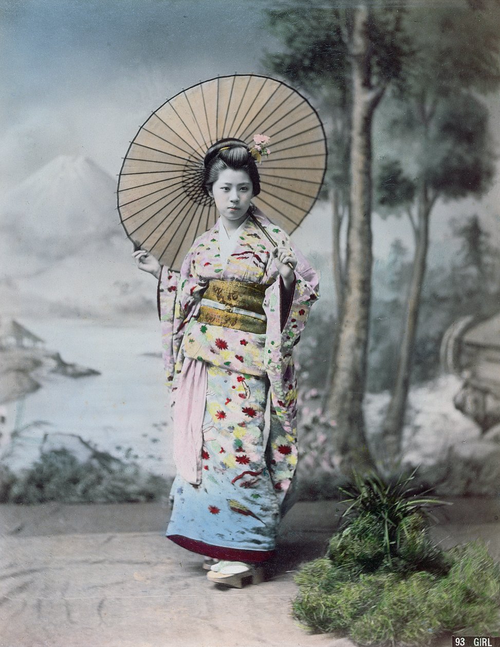 Jeune fille japonaise en kimono avec un parasol, Mt. Fuji en arrière-plan, vers 1900 - Japanese Photographer