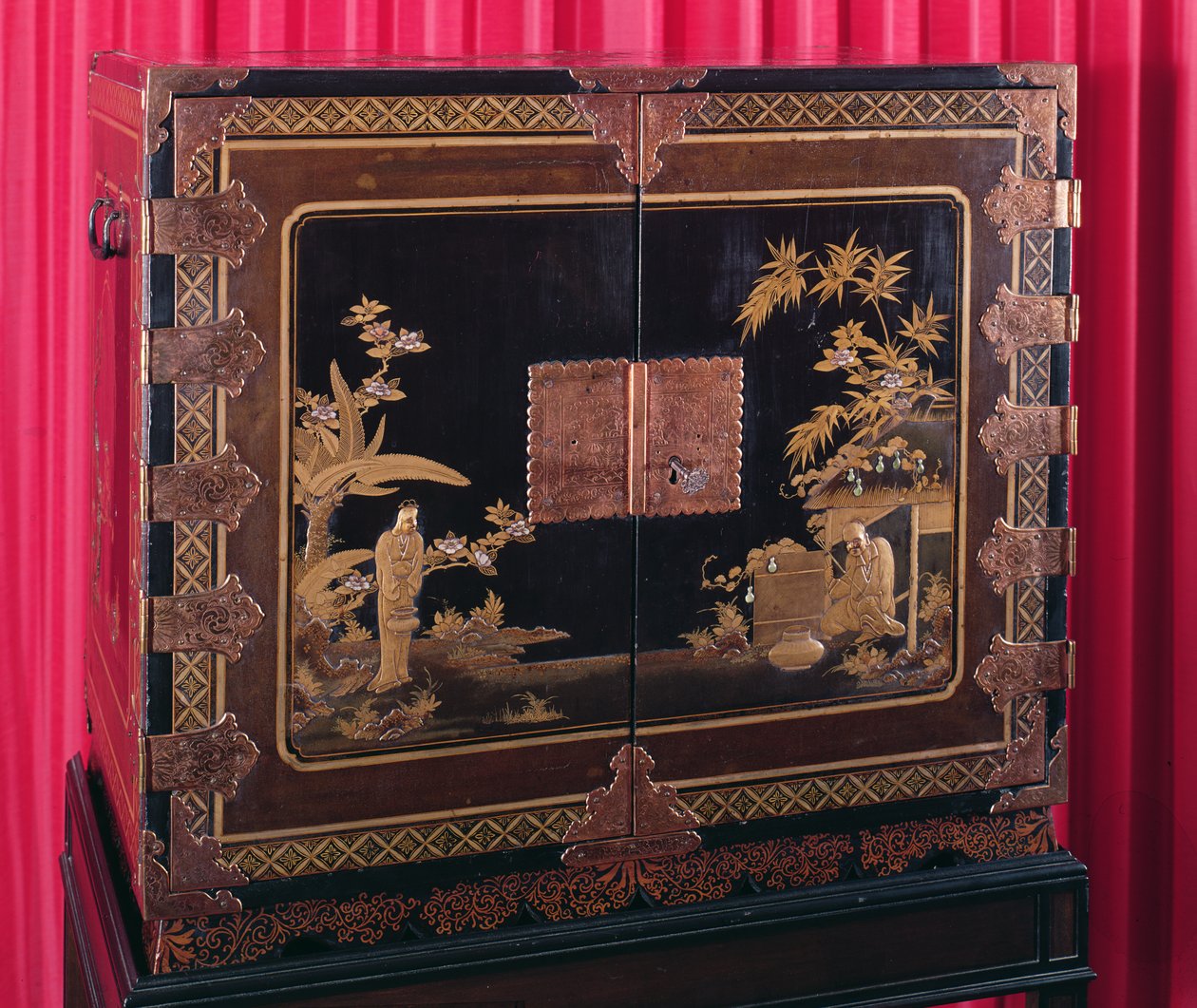 Cabinet japonais avec montures dorées et en cuivre, XVIIe siècle - Japanese School