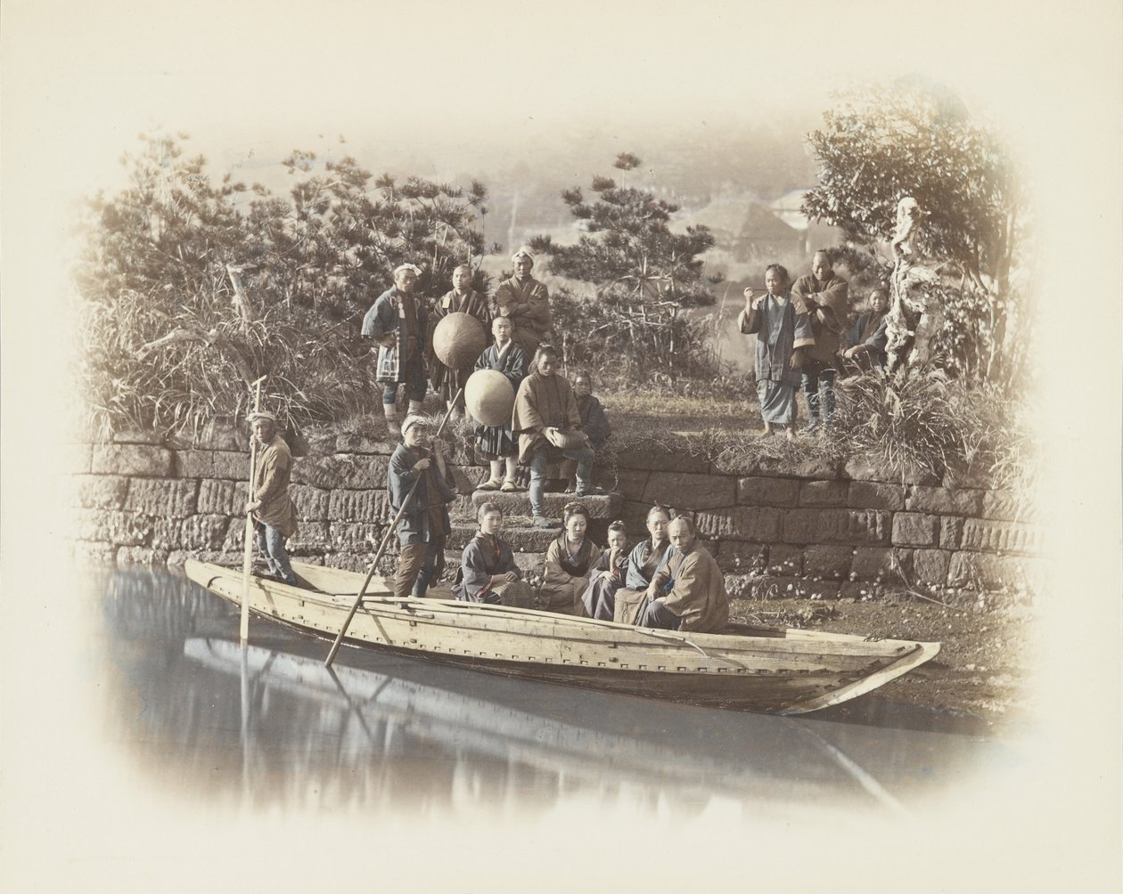 Un bateau au bord de la rivière, Japon - Japanese Photographer