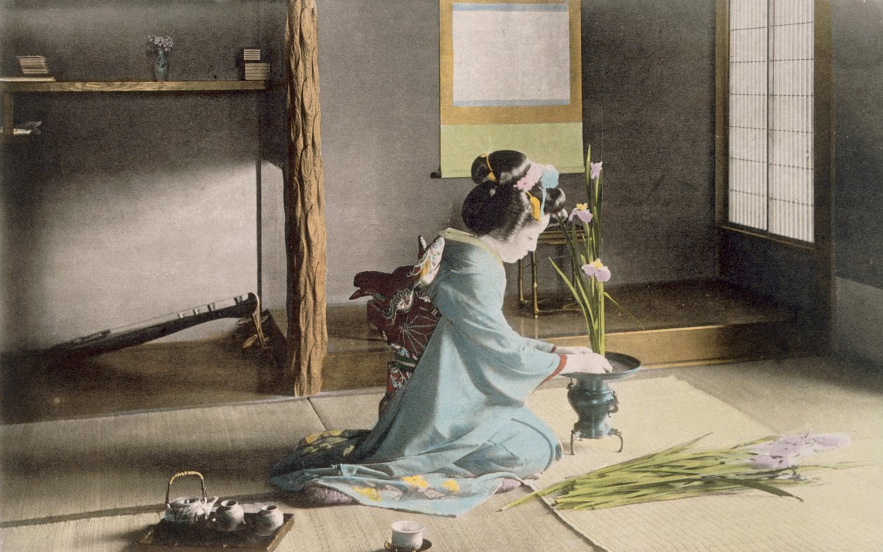 Fille arrangeant des fleurs, années 1890 - Japanese Photographer