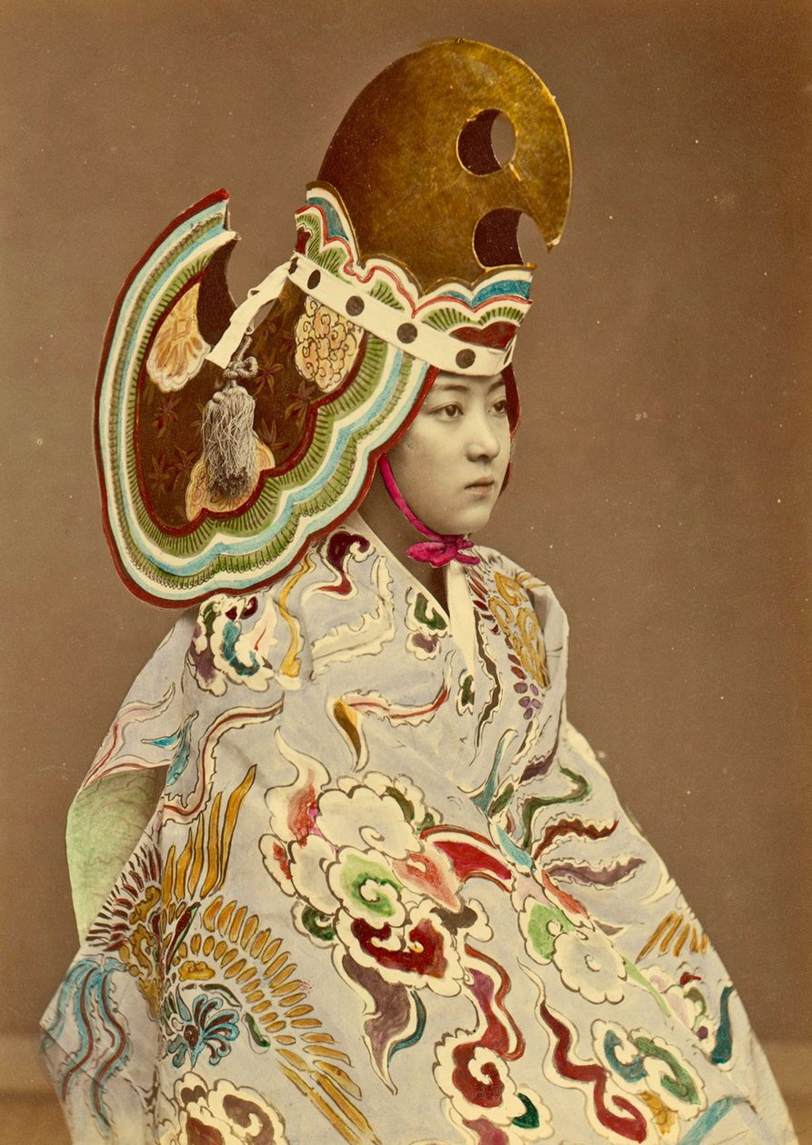 Jeune fille japonaise en costume traditionnel, c.1880 (photo albuminée colorée à la main) - Japanese Photographer