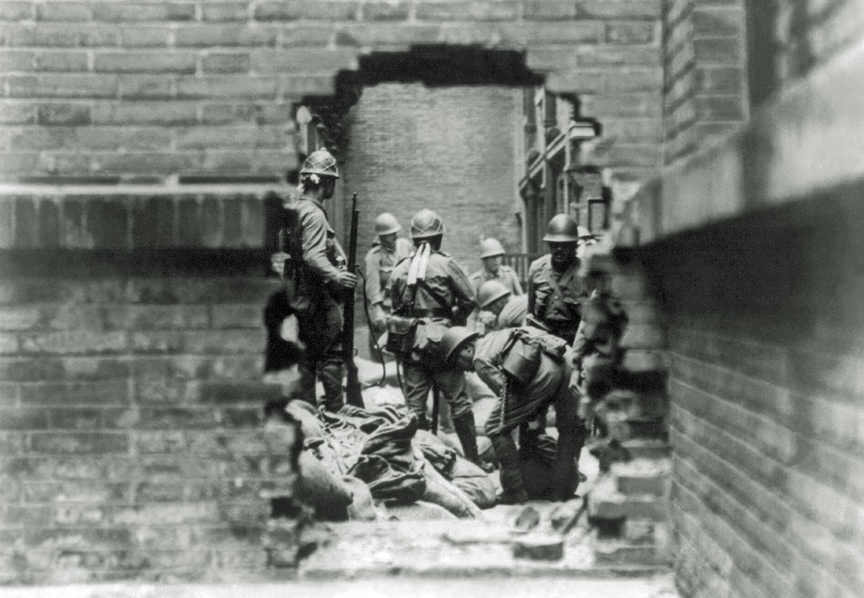Soldats japonais impliqués dans des combats de rue à Shanghai, Chine, 1937 - Japanese Photographer