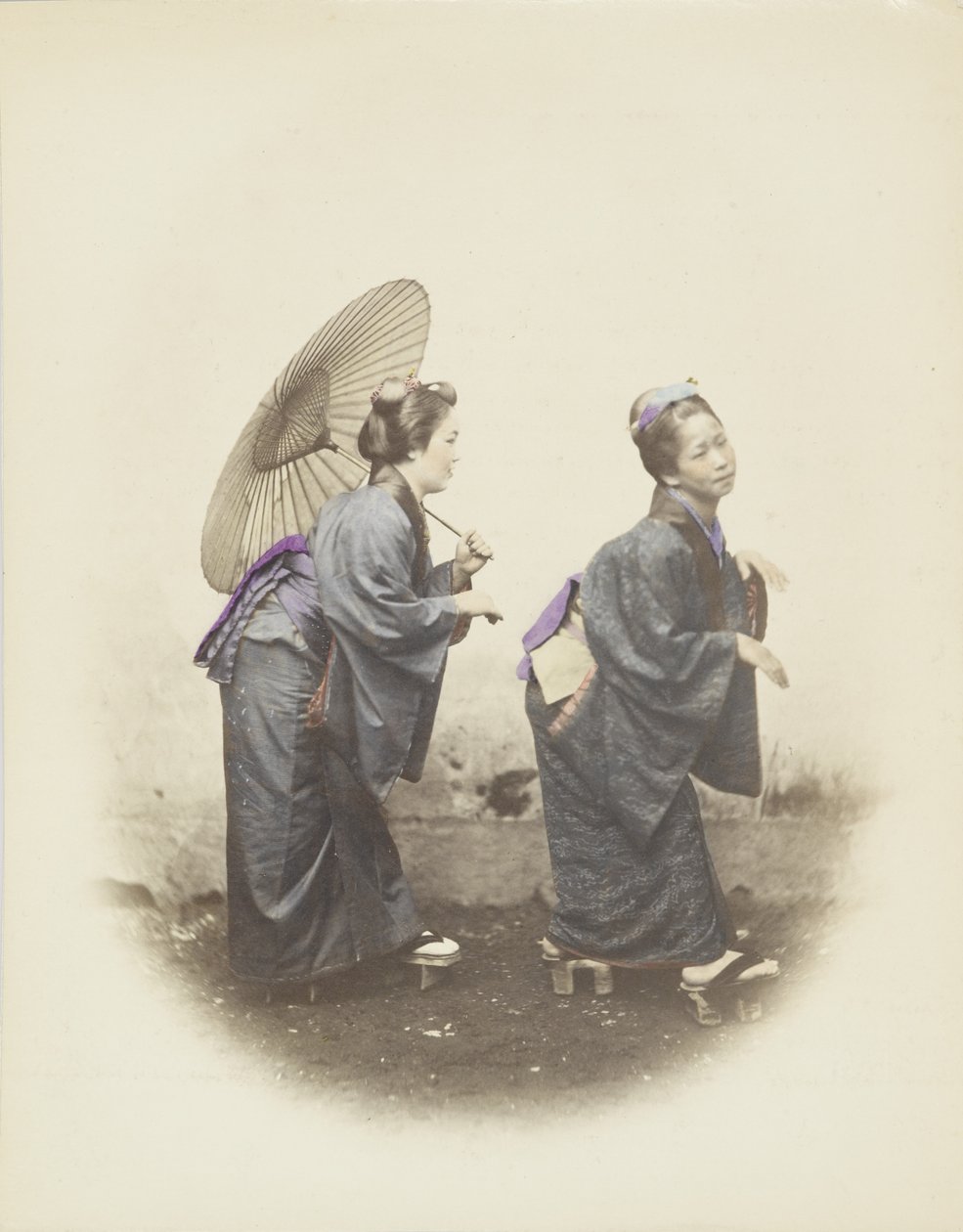 Femmes japonaises en tenue traditionnelle (photo noir et blanc colorisée à la main) - Japanese Photographer