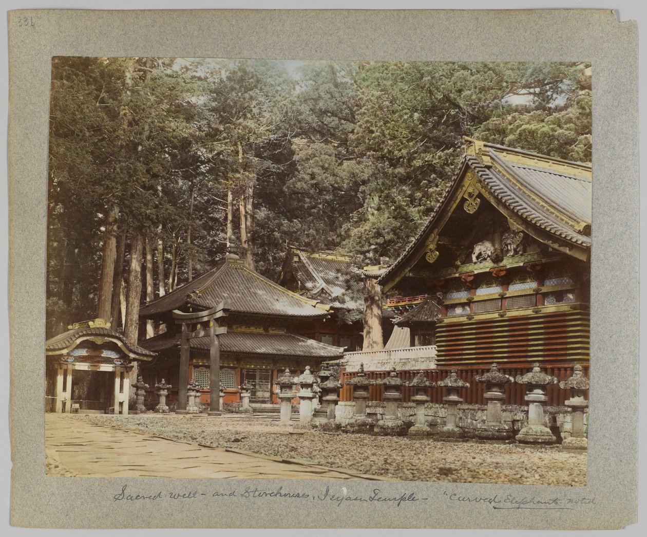 Puits sacré et entrepôts, Tōshō-gū, Nikko, Japon - Japanese Photographer