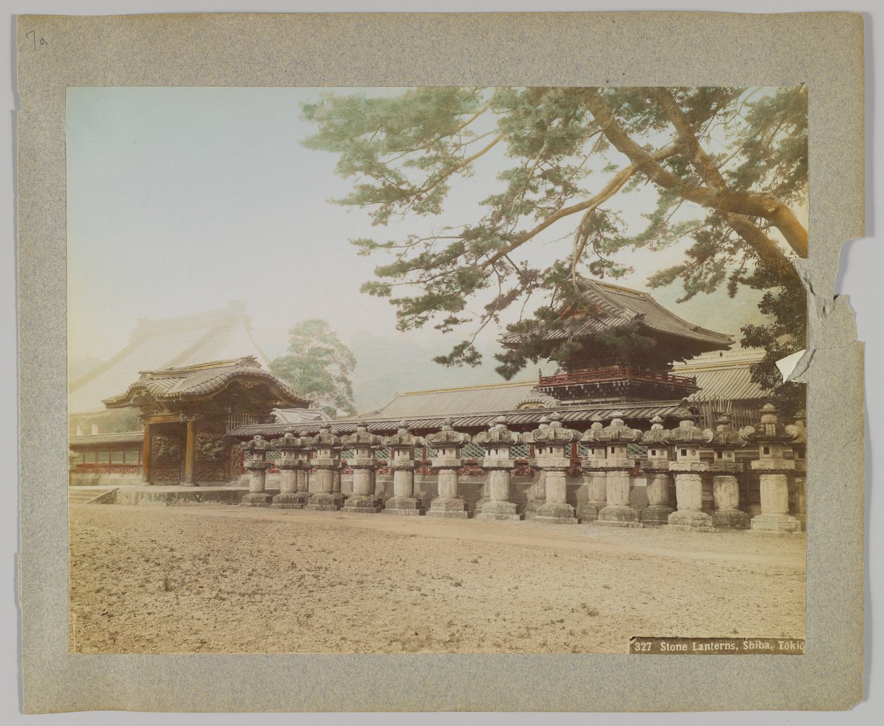 Lanternes en pierre devant un temple, parc de Shiba, Tokyo, Japon - Japanese Photographer