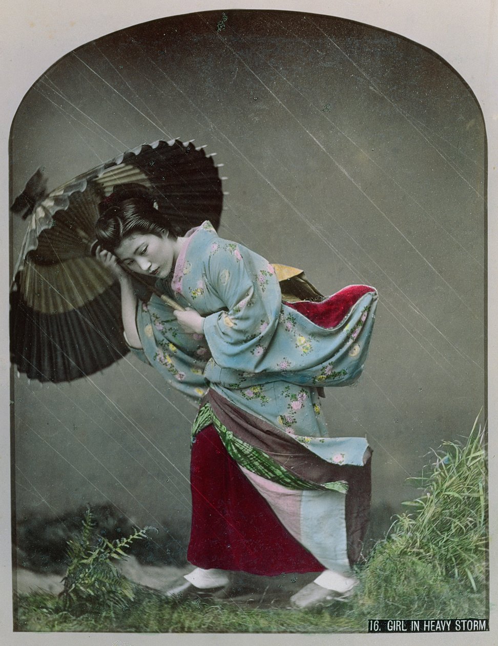 Jeune fille japonaise sous la pluie, vers 1900 (photo colorisée à la main) - Japanese Photographer