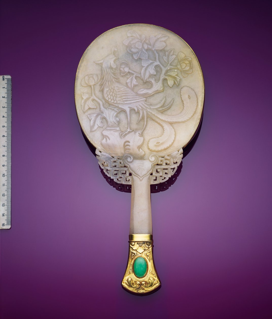 Un miroir en jade blanc et argent doré avec un bas-relief de phénix et de pivoine - Japanese School