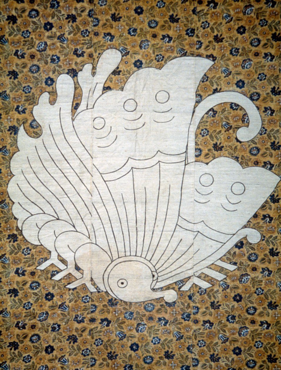 Couvre-lit Futonji calicot à motif floral, armoiries familiales représentant un papillon, soie grège et filée, masque teint en réserve avec de l