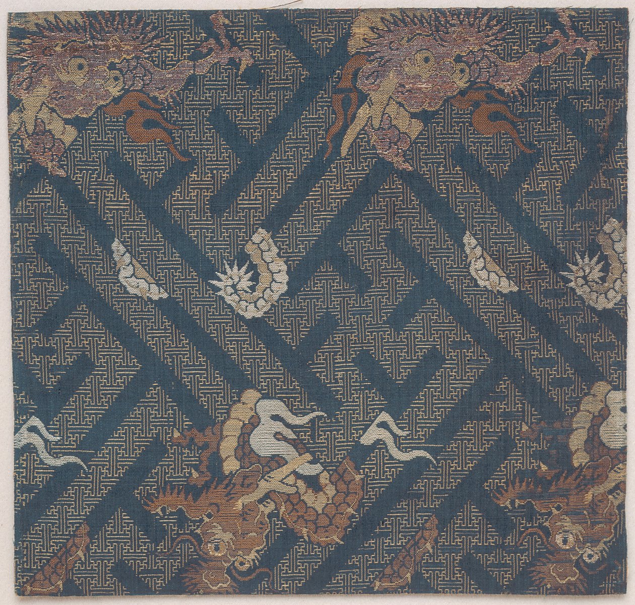 Mobilier de temple bouddhiste, une couverture pour un sutra, fragment - Japanese School