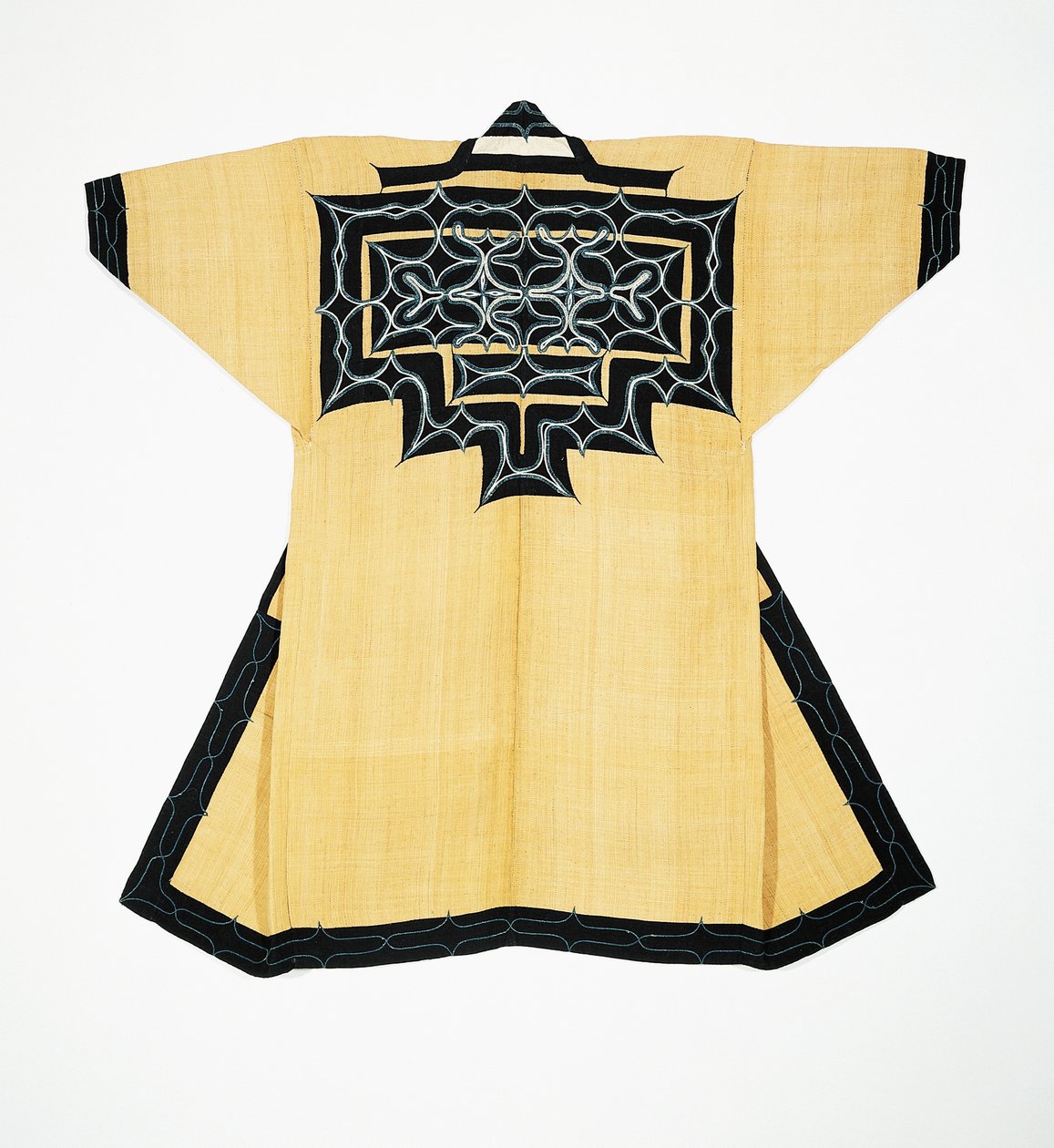 Robe cérémonielle (attush) de la population Ainu avec des motifs traditionnels Ainu, broderie au point de chaînette, écorce d