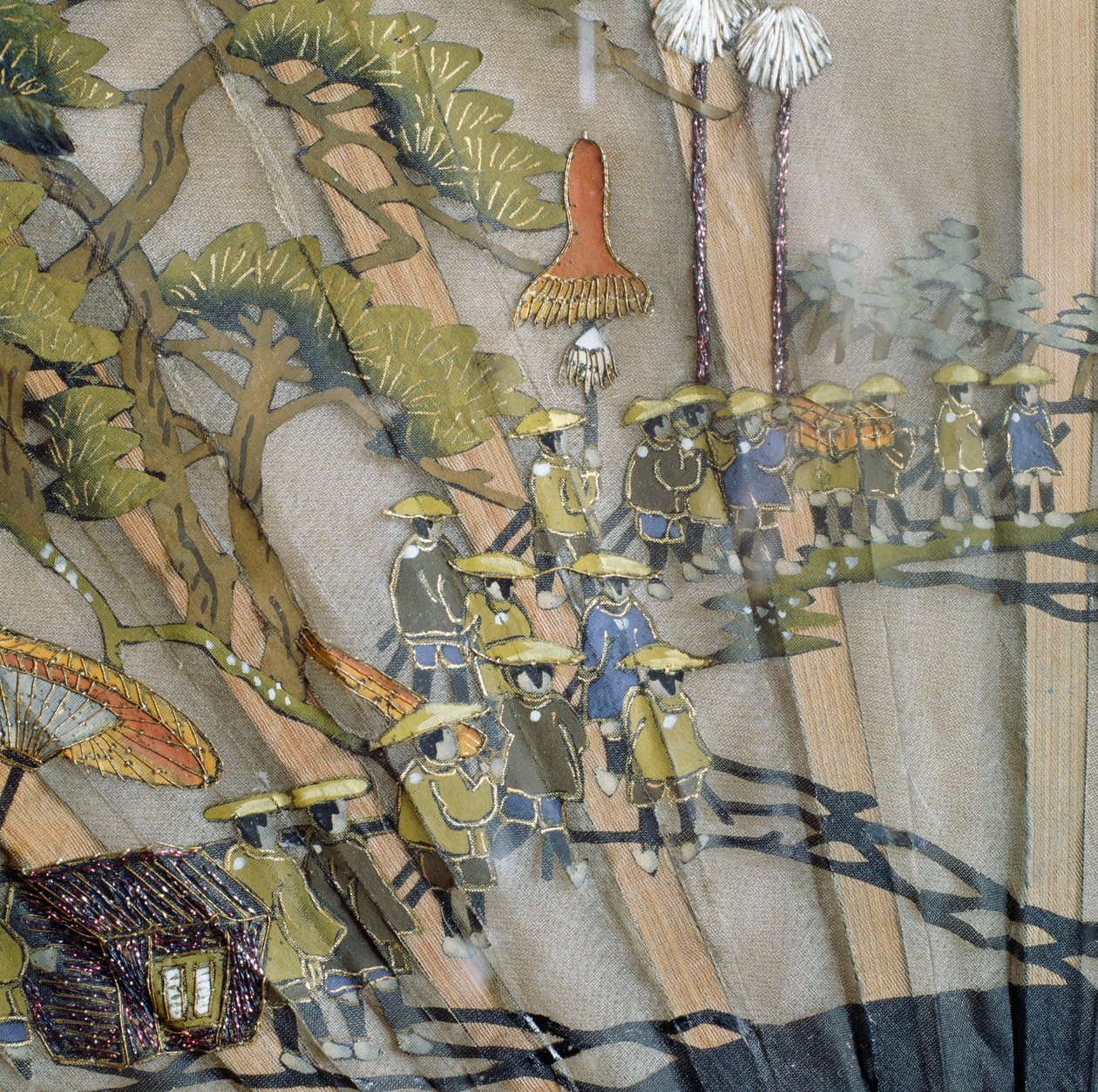 Eventail avec garde et lamelles en laque noire avec incrustation de nacre représentant une procession - Japanese School