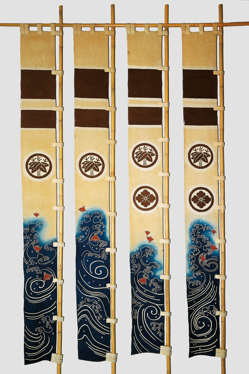 Quatre bannières (nobori) avec des motifs représentant des pluviers dans les vagues, des armoiries familiales, des bambous, des fleurs dans des cercles, coton, teint en réserve avec de l