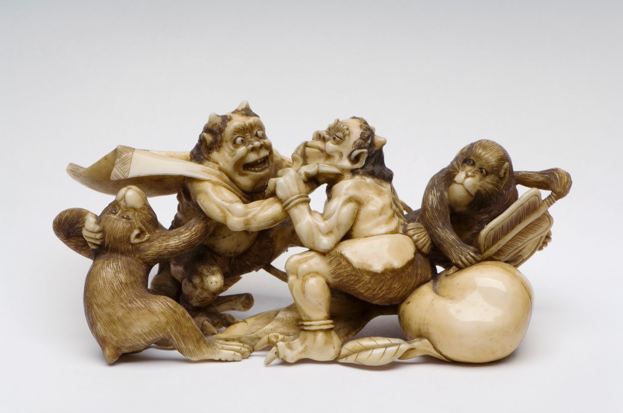 Okimono de deux démons se battant, observés par deux singes - Japanese School
