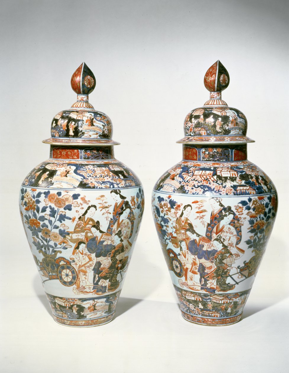 Paire de vases balustres Imari et couvercles - Japanese School