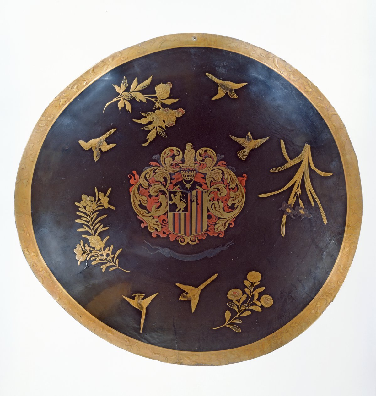 Bouclier représentant les armoiries de Constantijn Ranst, pour la Compagnie néerlandaise des Indes orientales, fabriqué au Bengale et laqué au Japon, vers 1668 - Japanese School
