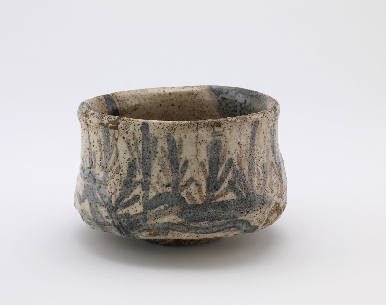 Bol à thé avec motif de porte et de pins en semis, Kujiri, Tajimi, préfecture de Gifu, période Momoyama - Japanese School