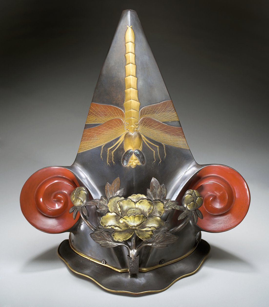 Casque de théâtre pour le théâtre Kabuki (laque sur tissu avec incrustation de laiton et de coquillages) - Japanese School