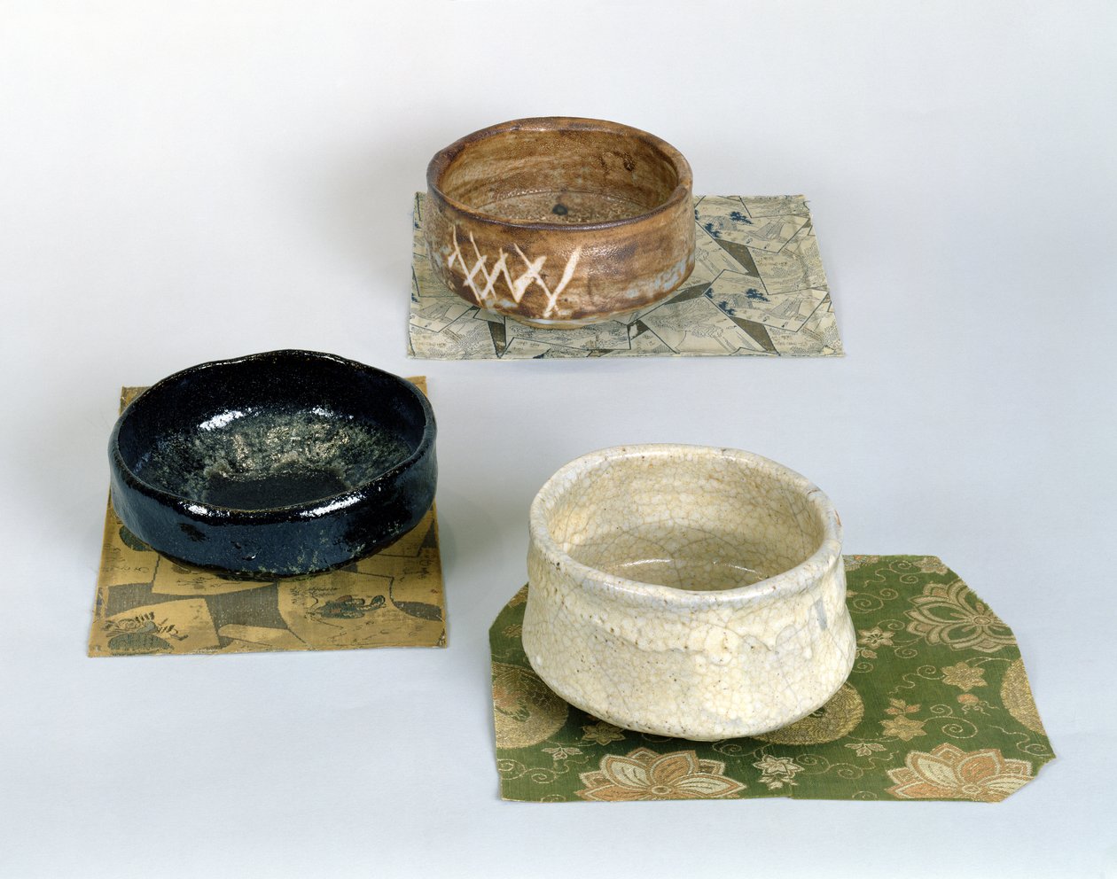Trois chawans utilisés pour les cérémonies du thé, vers 1800 - Japanese School