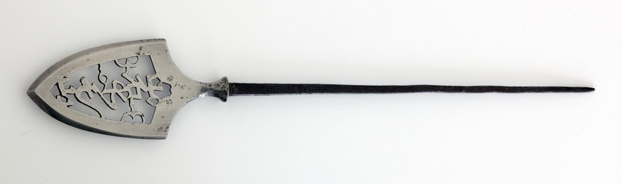 Yanone (Pfeilspitze) vom flachen Typ (hirane) mit durchbrochenem Design von Zeichen, die Berg, Stein und Wasser bedeuten von Japanese School