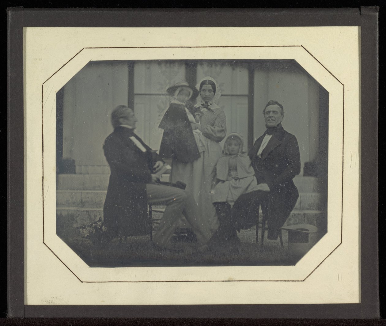 (Portrait de groupe de cinq membres du Cercle d