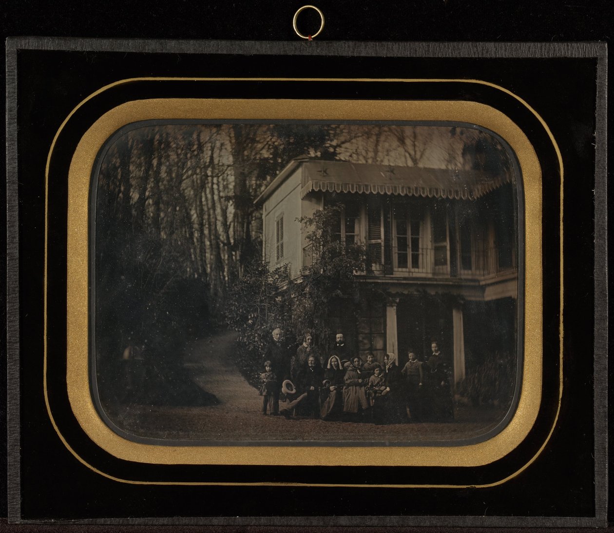 Portrait de groupe de douze membres du Cercle d
