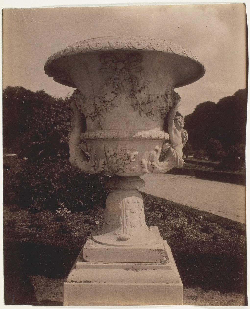 Versailles, (Vase) - Jean Eugène Auguste Atget