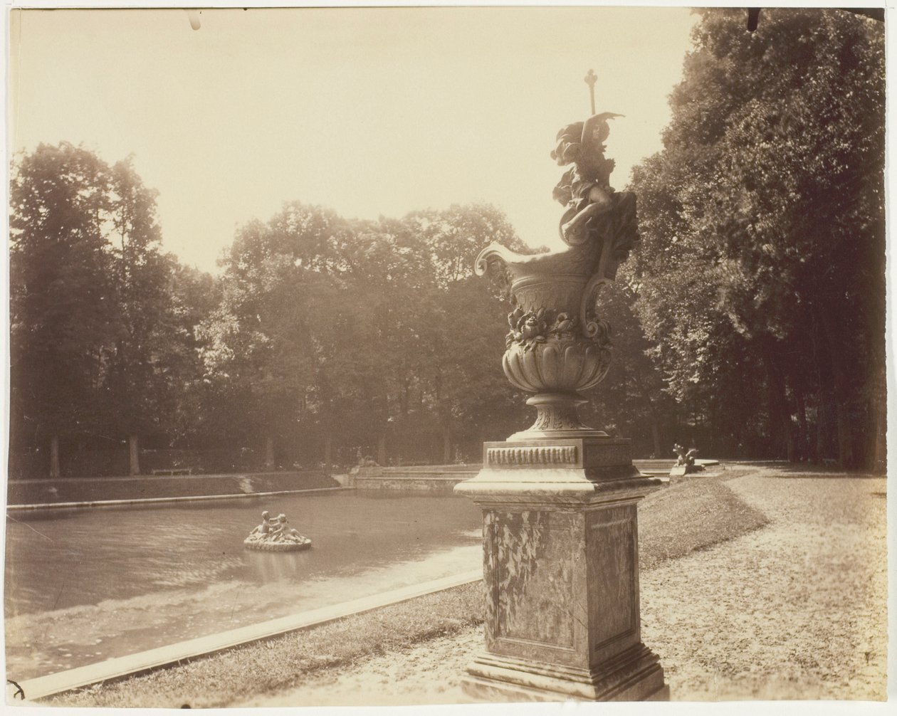 Versailles, Grand Trianon, (Vase en Plomb par Le Lorrain) - Jean Eugène Auguste Atget