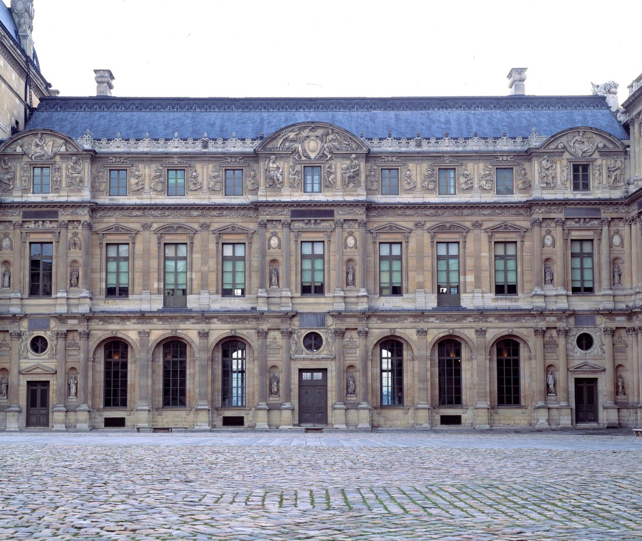 La cour carrée du Louvre, façade du Louvre de Henri II (1546-1551