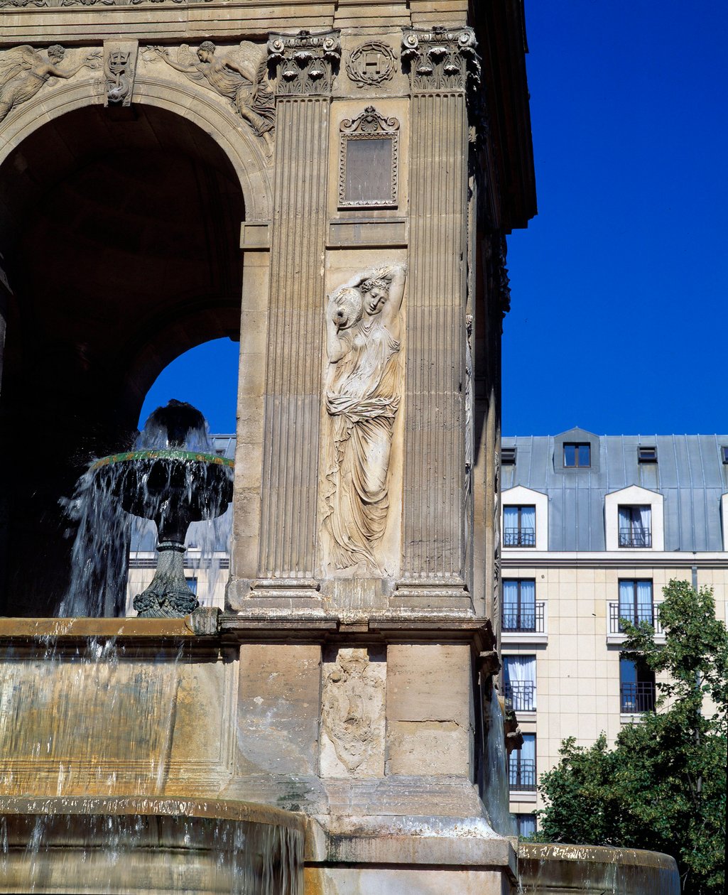 Architecture : détail de la fontaine des Innocents représentant les nymphes - Jean and Lescot Pierre Goujon