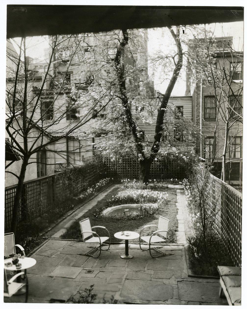 Jardin de Mme W H Wells 265 W 11th - Jessie Tarbox Beals