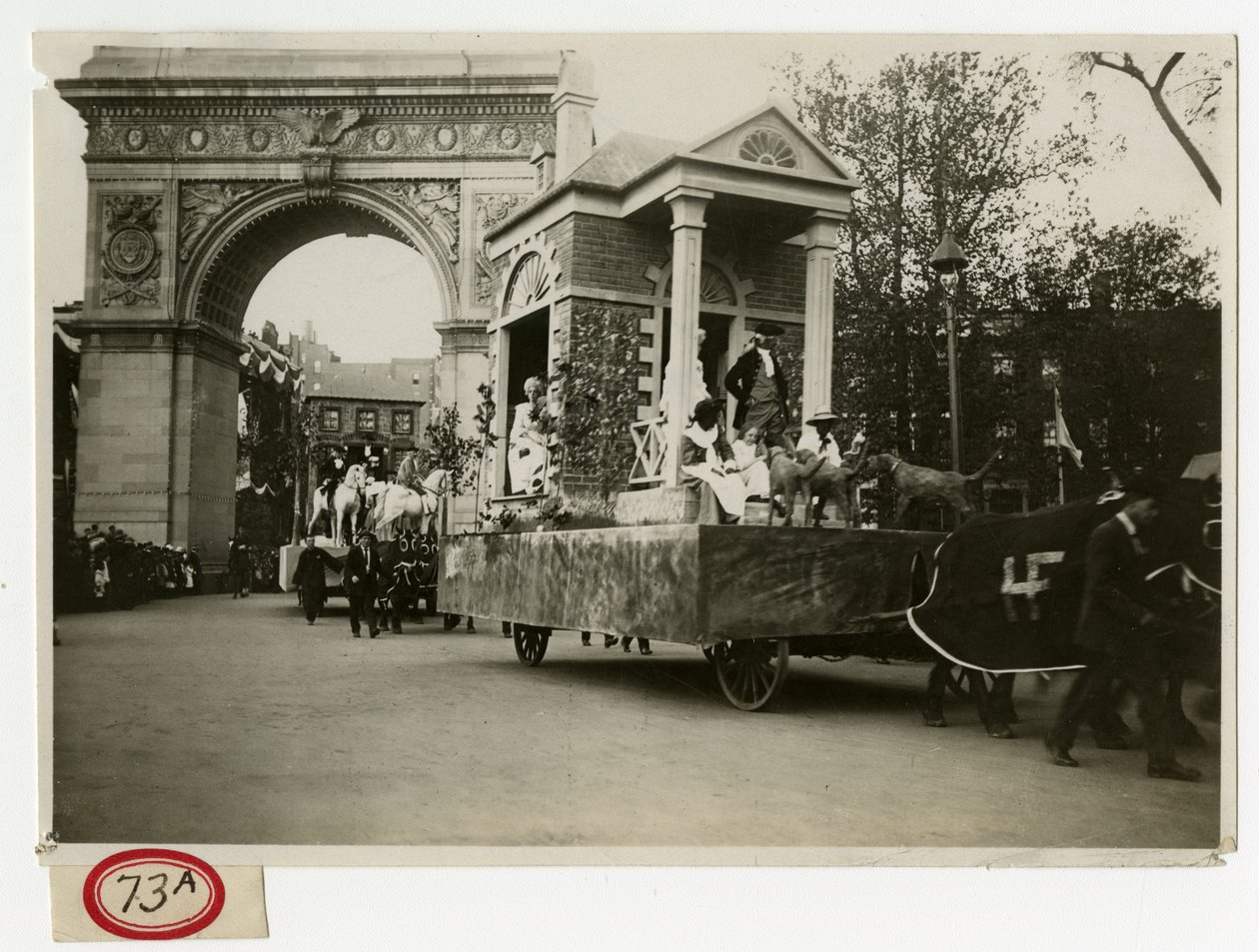 Parade historique Char colonial n° 27 - Jessie Tarbox Beals