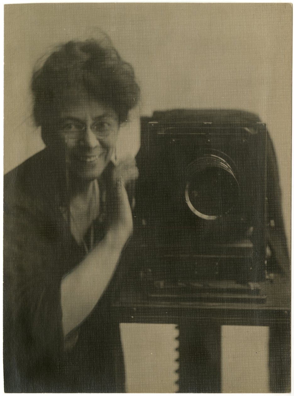 Jessie Tarbox Beals, autoportrait avec appareil photo, c.1918-20 - Jessie Tarbox Beals