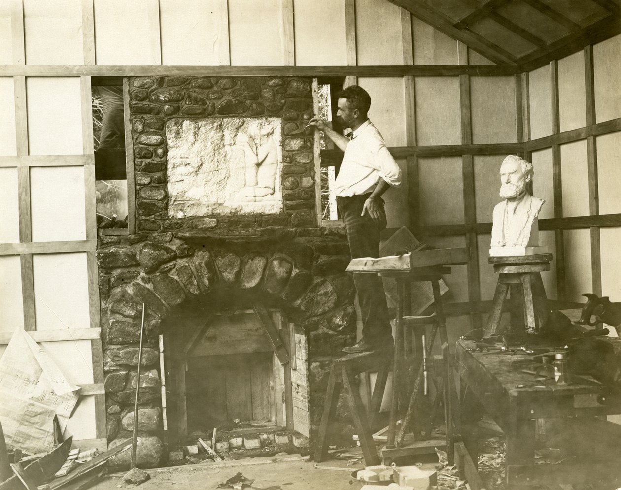 Karl Bitter (sculpteur) construisant lui-même sa cheminée, vers 1905-15 - Jessie Tarbox Beals