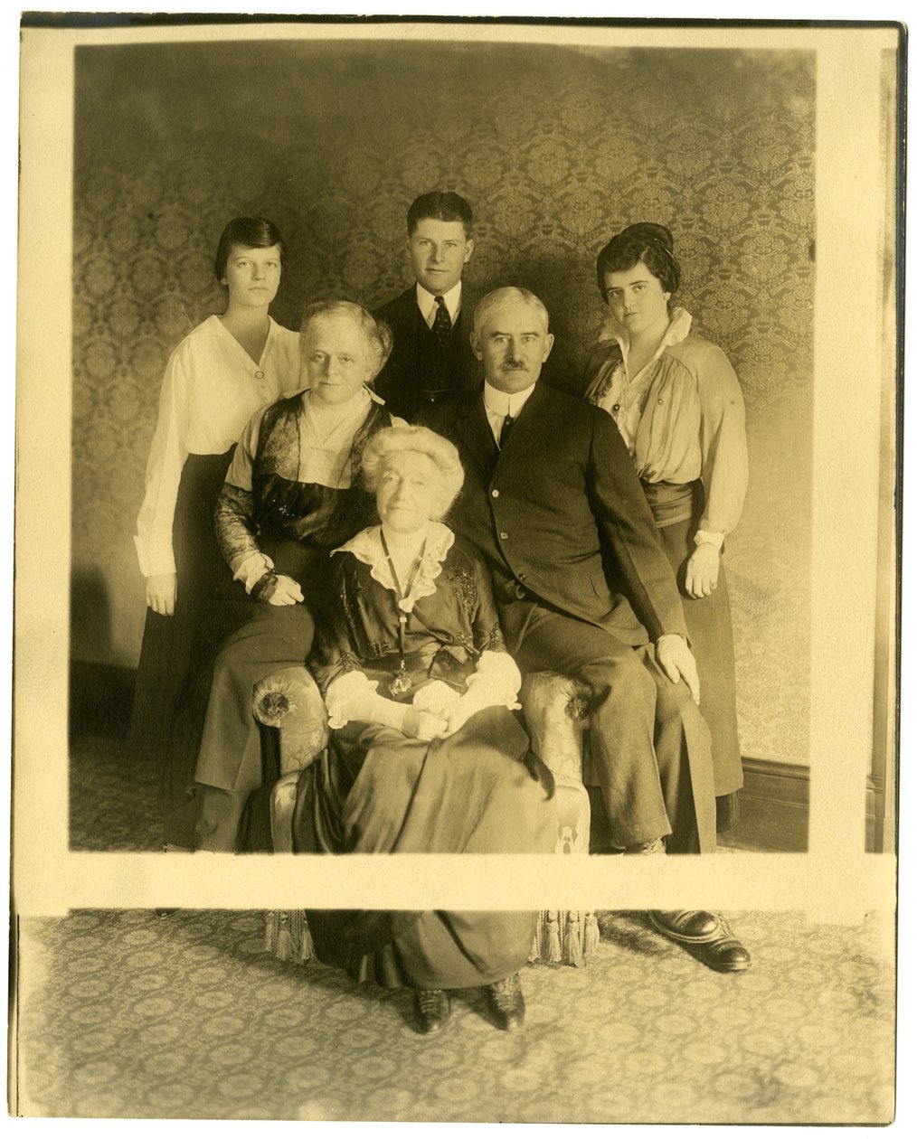 La vieille dame est Mme Lyman James, sœur de Marshall Field, c.1905-28 - Jessie Tarbox Beals