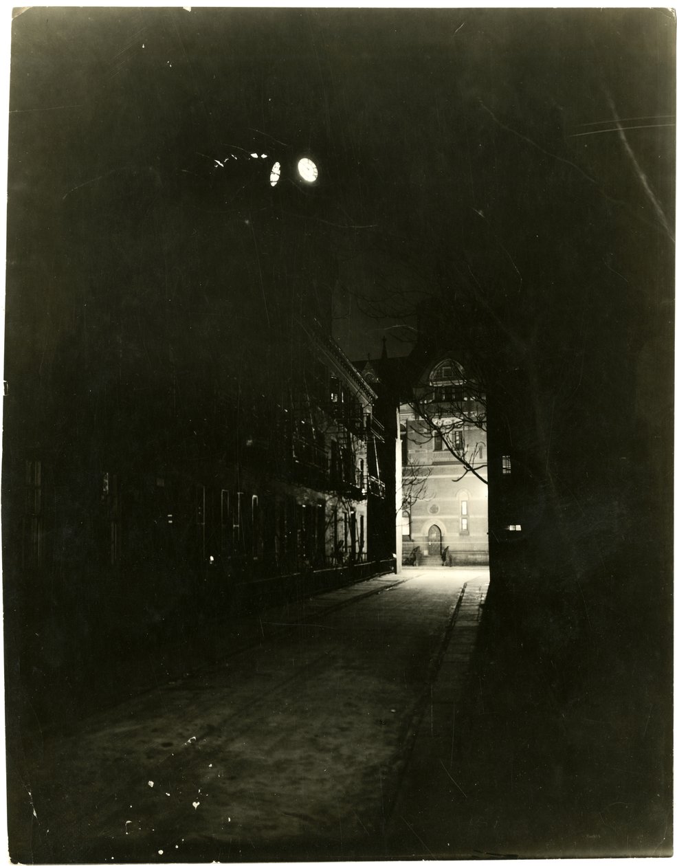 Patchin Place la nuit, Greenwich Village, New York, USA, vers 1905-20 (photo gélatino-argentique) - Jessie Tarbox Beals