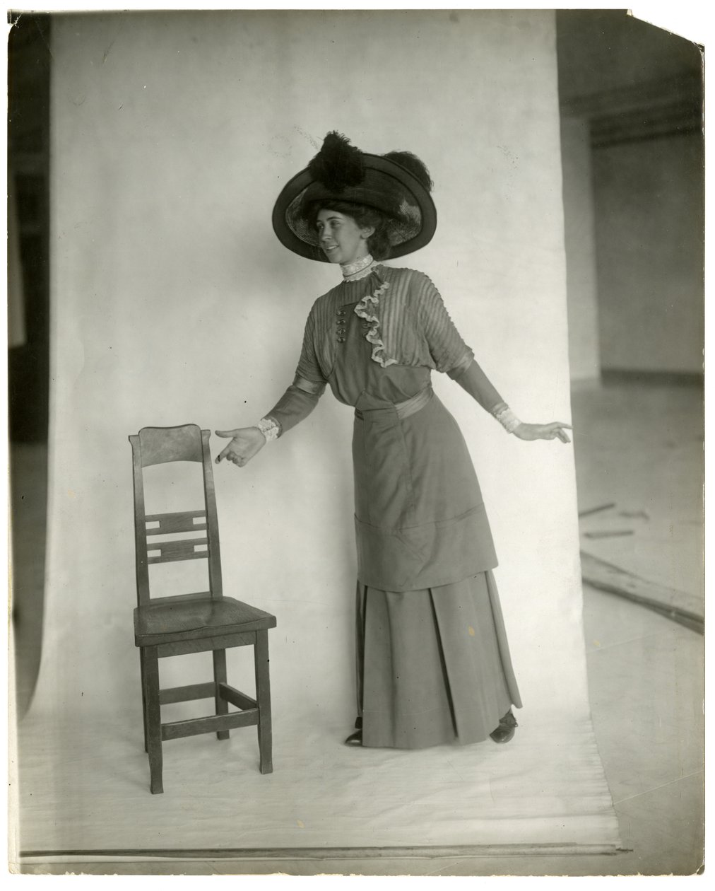 "Veuillez vous asseoir" Position correcte des jambes, du corps, des bras et des mains, vers 1905-18 - Jessie Tarbox Beals