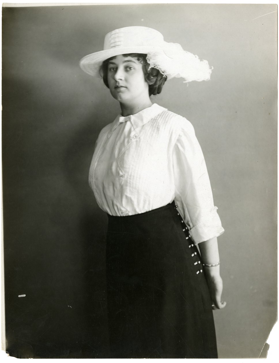 Blouse en soie et chapeau blanc, McCreery - Jessie Tarbox Beals