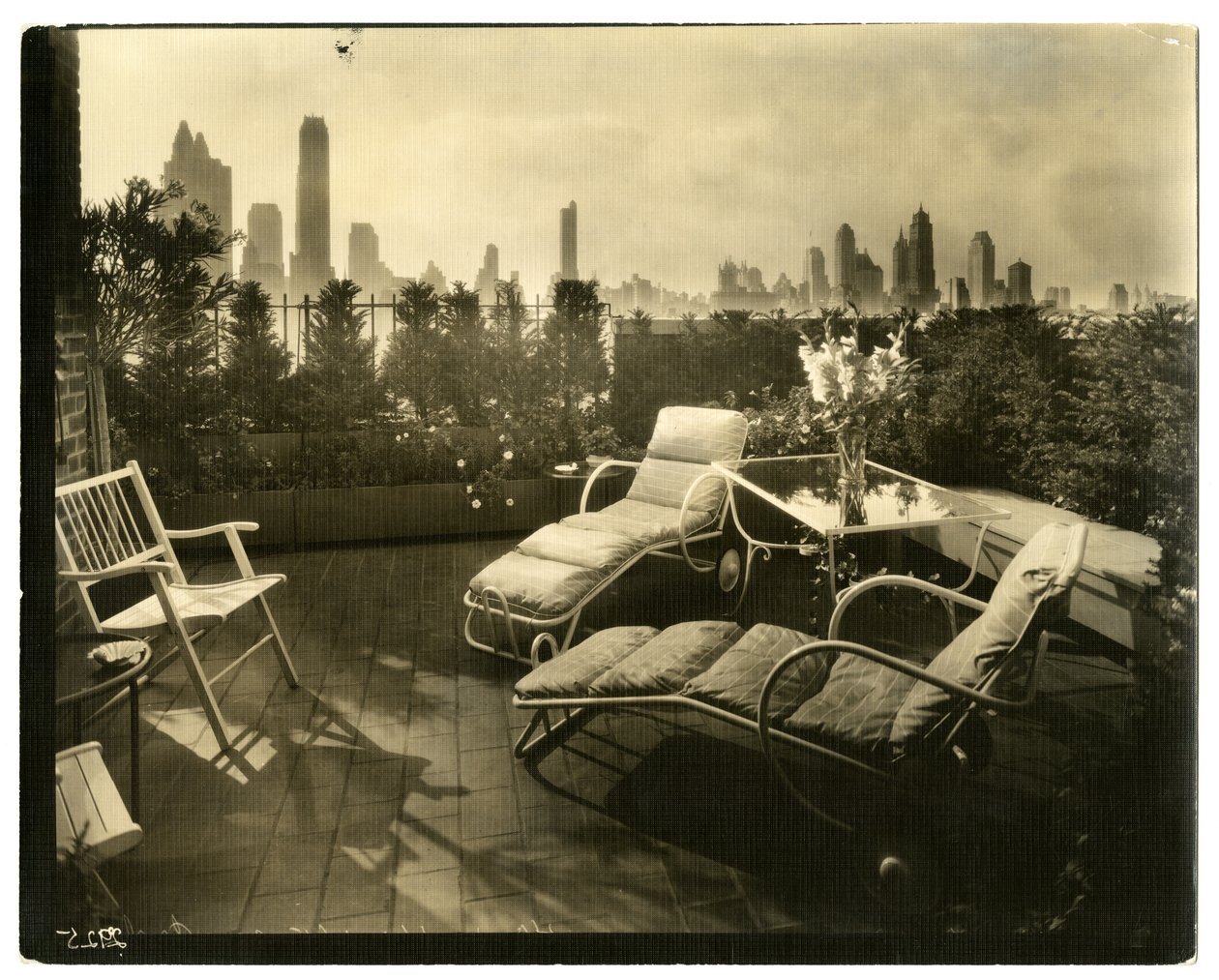 Terrasse de Mme Alice Woodward Rhinehardt, 400 E 52 St, vers 1936-37 (photo gélatino-argentique) - Jessie Tarbox Beals