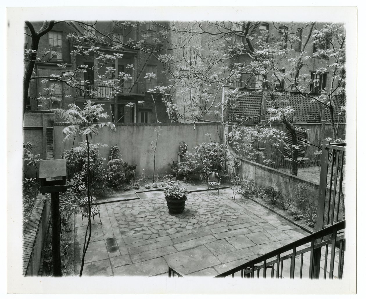 patio arrière avec nichoir, New York, USA, vers 1905-40 - Jessie Tarbox Beals