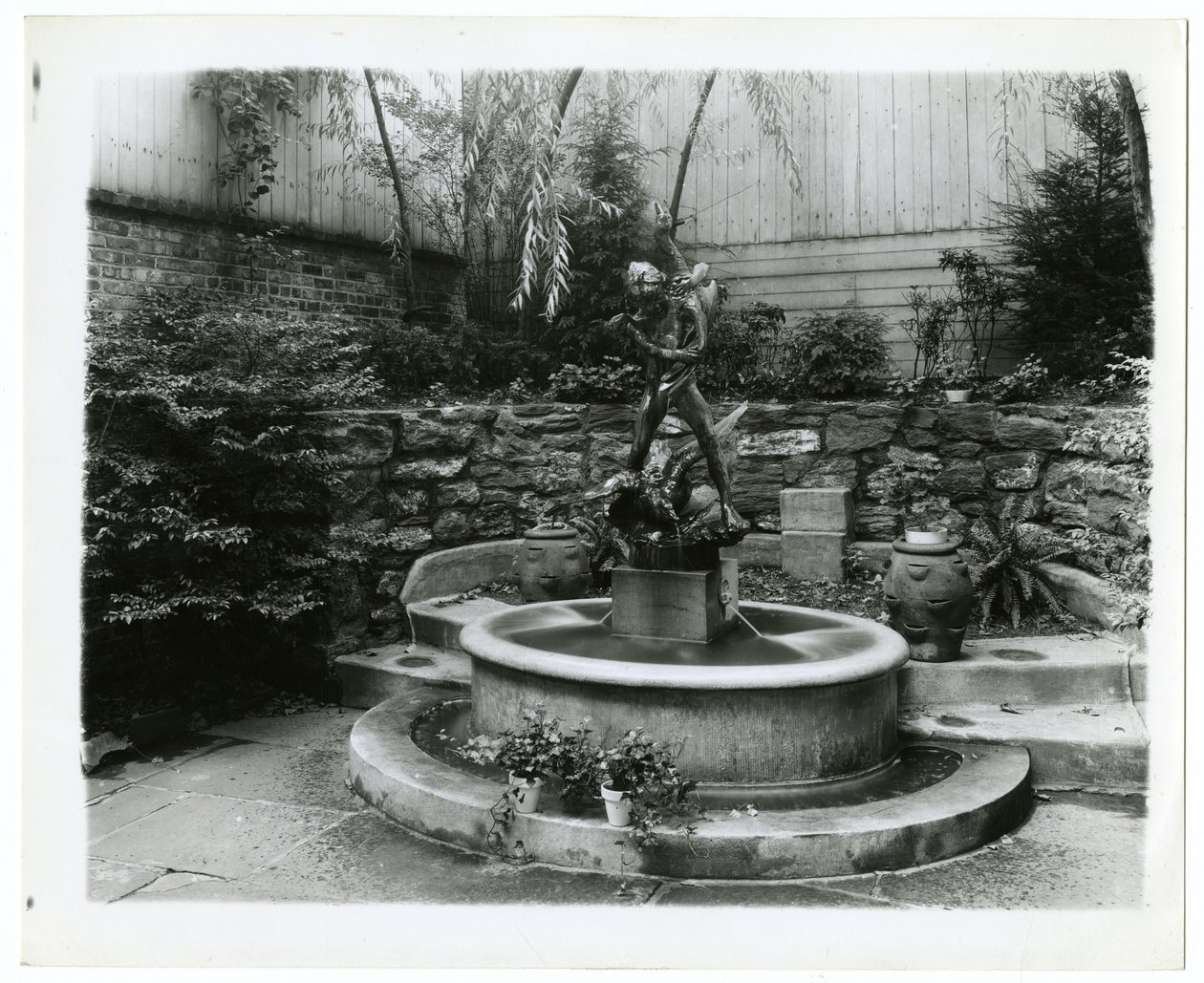fontaine de jardin, vers 1905-40 (photo gélatino-argentique) - Jessie Tarbox Beals