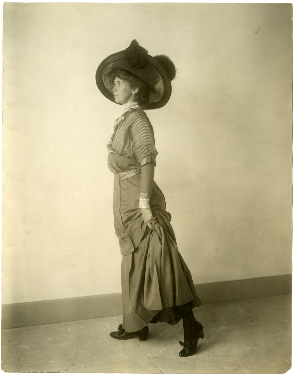 modèle avec chapeau à plumes, vers 1905-18 - Jessie Tarbox Beals