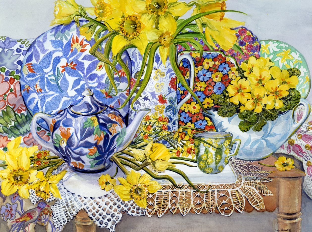 Jonquilles, cruches antiques, assiettes, textiles et dentelles, 2012 - Joan Thewsey