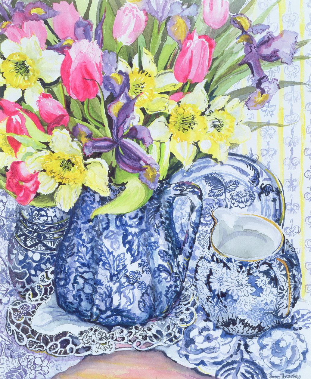 Jonquilles, tulipes et iris avec des pots antiques bleus - Joan Thewsey